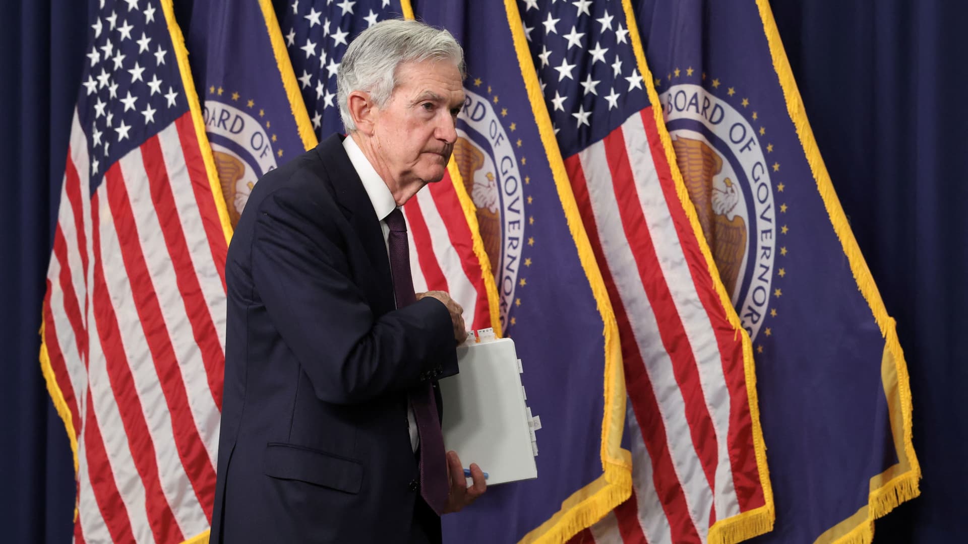 “Powell Faces ‘Too Late’ Label Dilemma Amidst Federal Reserve Decisions”