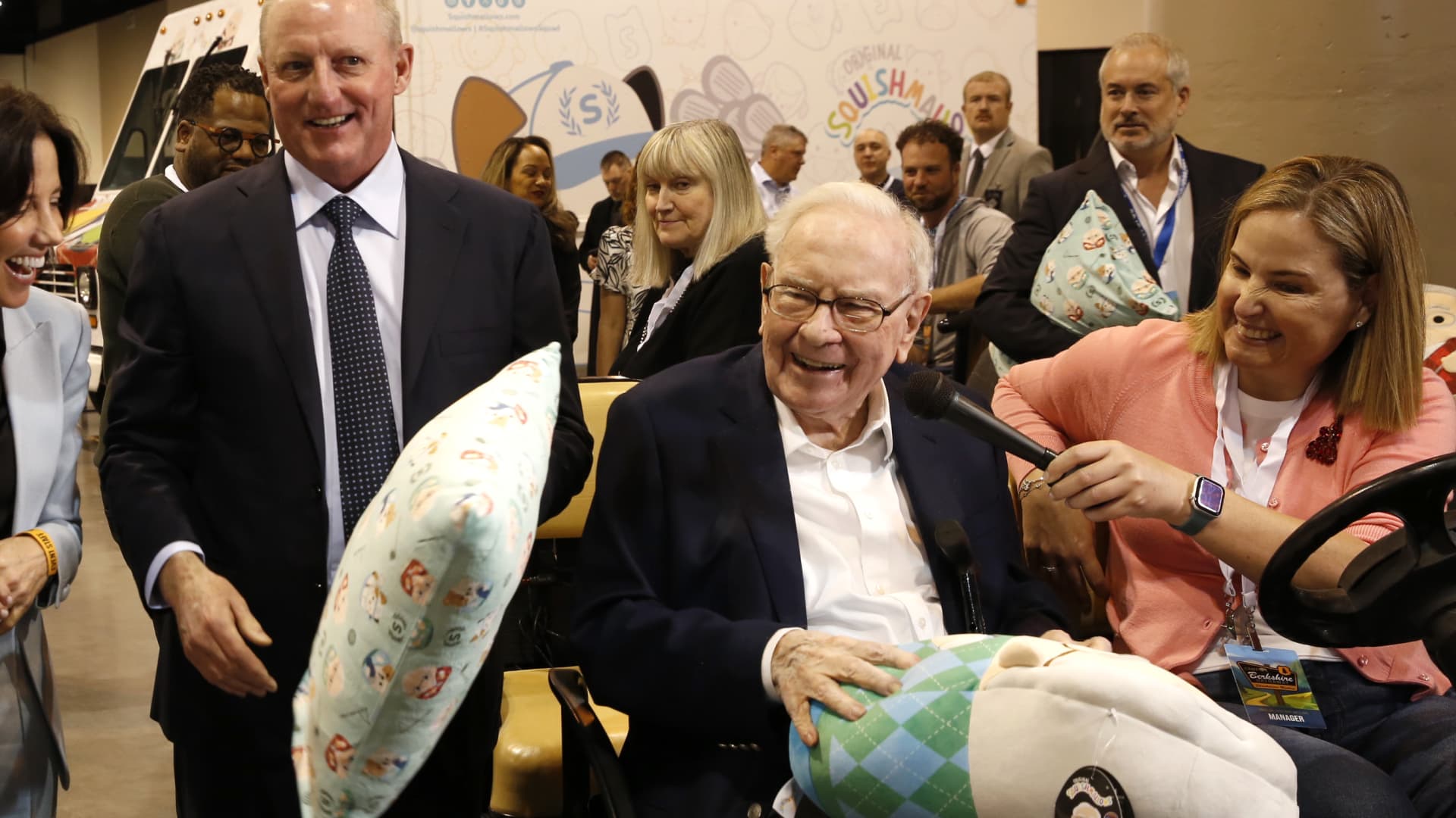 “Warren Buffett Plans Retirement, Recommends Greg Abel as Successor for Berkshire Hathaway”