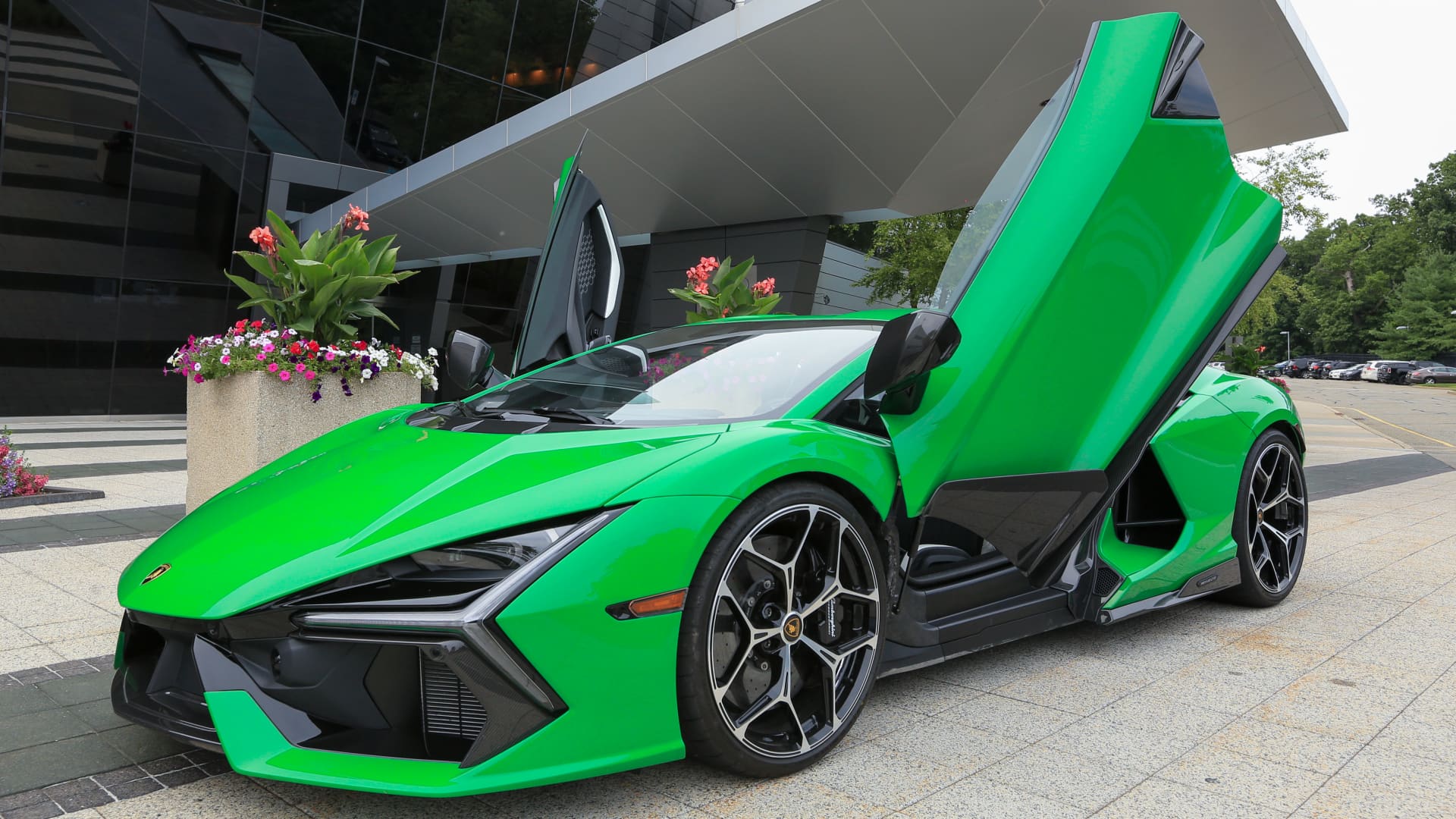 “Luxury Buyers Hit the Brakes: Tariffs Shake Up High-End Markets”