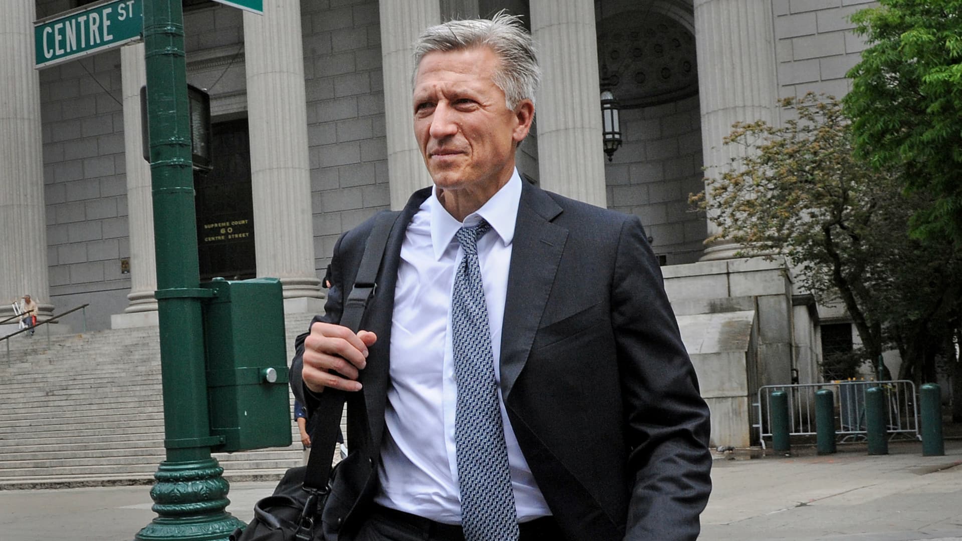 “How Byron Trott Captured Warren Buffett’s Trust: The Banker Behind the Legend”